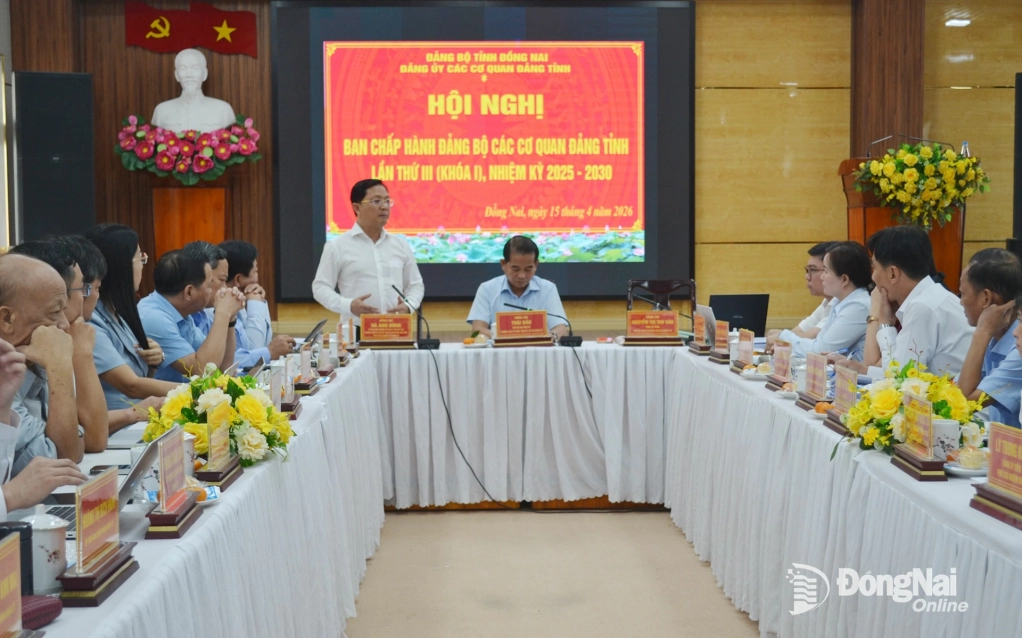 Ủy viên Ban Thường vụ Tỉnh ủy, Phó Chủ tịch Thường trực Ủy ban MTTQ Việt Nam tỉnh, Phó Bí thư Thường trực Đảng ủy các cơ quan Đảng tỉnh Hà Anh Dũng phát biểu tại hội nghị. Ảnh: Phương Hằng