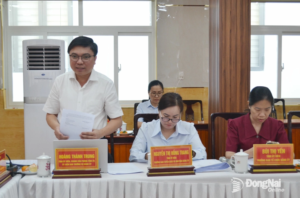 Tỉnh ủy viên, Chánh Văn phòng Tỉnh ủy Hoàng Thành Trung phát biểu tại hội nghị. Ảnh: Phương Hằng