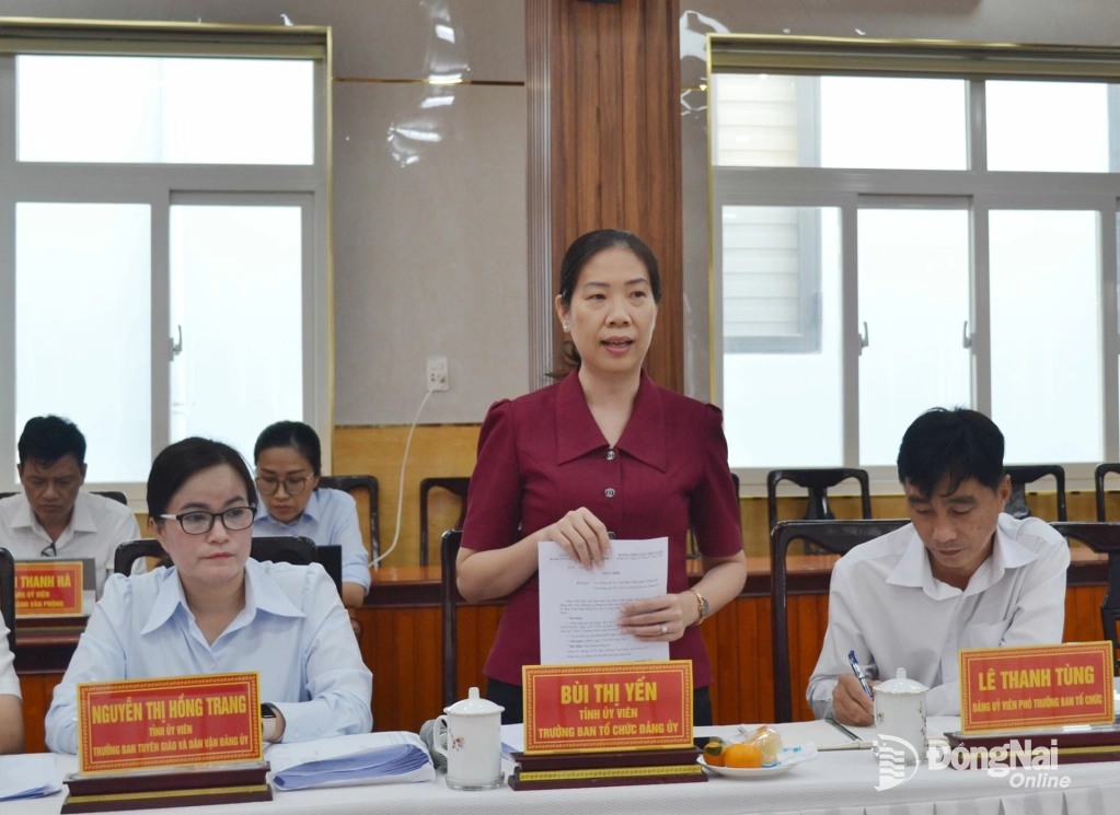 Tỉnh ủy viên, Phó Trưởng ban Thường trực Ban Tổ chức Tỉnh ủy, Trưởng ban Tổ chức Đảng ủy các cơ quan Đảng tỉnh Bùi Thị Yến phát biểu tại hội nghị. Ảnh: Phương Hằng