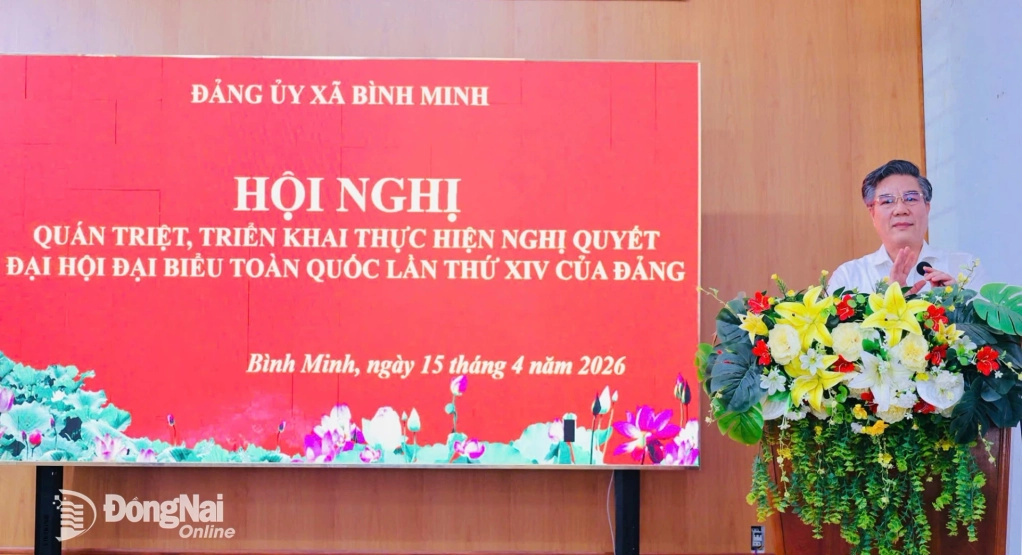 Ủy viên Ban Thường vụ Tỉnh ủy, Trưởng ban Tuyên giáo và Dân vận Tỉnh ủy, Báo cáo viên Trung ương Dương Minh Dũng thông tin tại hội nghị. Ảnh: Duy Khiêm