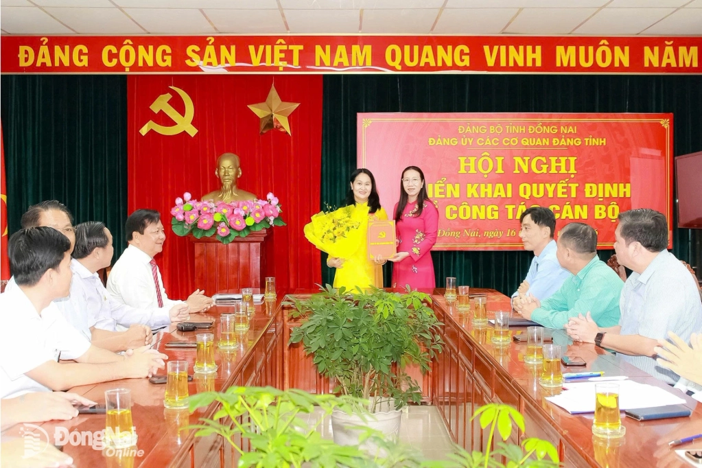 Đồng chí Nguyễn Thị Thu Vân, Tỉnh ủy viên, Phó Bí thư chuyên trách Đảng ủy các cơ quan Đảng tỉnh trao quyết định về công tác cán bộ cho đồng chí Đặng Minh Nguyệt. Ảnh: Hồ Thảo