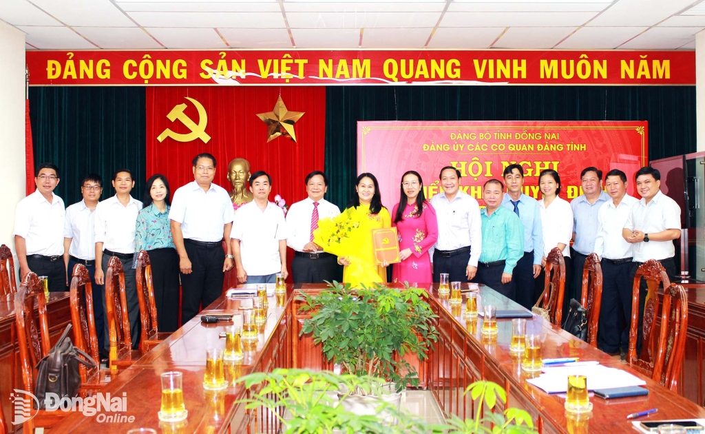 Tỉnh ủy viên, Phó Bí thư chuyên trách Đảng ủy các cơ quan Đảng tỉnh Nguyễn Thị Thu Vân cùng các đồng chí lãnh đạo Đoàn đại biểu Quốc hội tỉnh, HĐND tỉnh, Văn phòng và các ban HĐND tỉnh chúc mừng đồng chí Đặng Minh Nguyệt. Ảnh: Hồ Thảo