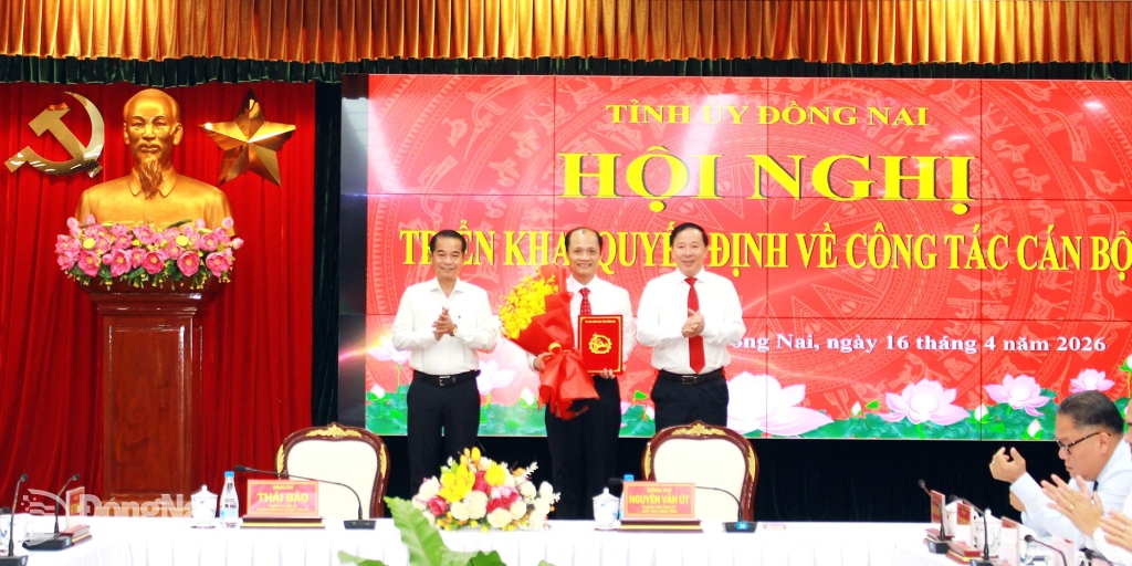 Các đồng chí: Nguyễn Văn Út, Phó Bí thư Tỉnh ủy, Chủ tịch UBND tỉnh; Thái Bảo, Phó Bí thư Tỉnh ủy, Trưởng ban Tổ chức Tỉnh ủy trao quyết định về công tác cán bộ cho đồng chí Nguyễn Tuấn Anh. Ảnh: Hồ Thảo