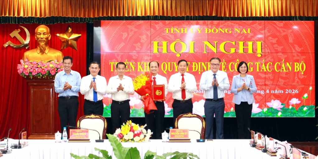 Các đồng chí lãnh đạo tỉnh chúc mừng đồng chí Nguyễn Tuấn Anh, Ủy viên Ban Thường vụ Tỉnh ủy, Phó Chủ tịch UBND tỉnh. Ảnh: Hồ Thảo