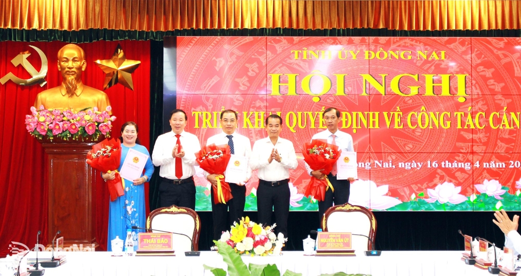 Các đồng chí: Nguyễn Văn Út, Phó Bí thư Tỉnh ủy, Chủ tịch UBND tỉnh; Thái Bảo, Phó Bí thư Tỉnh ủy, Trưởng ban Tổ chức Tỉnh ủy trao quyết định về công tác cán bộ cho các đồng chí Nguyễn Thanh Hiền, Huỳnh Tấn Lộc và Trần Vũ Hoài Hạ. Ảnh: Hồ Thảo