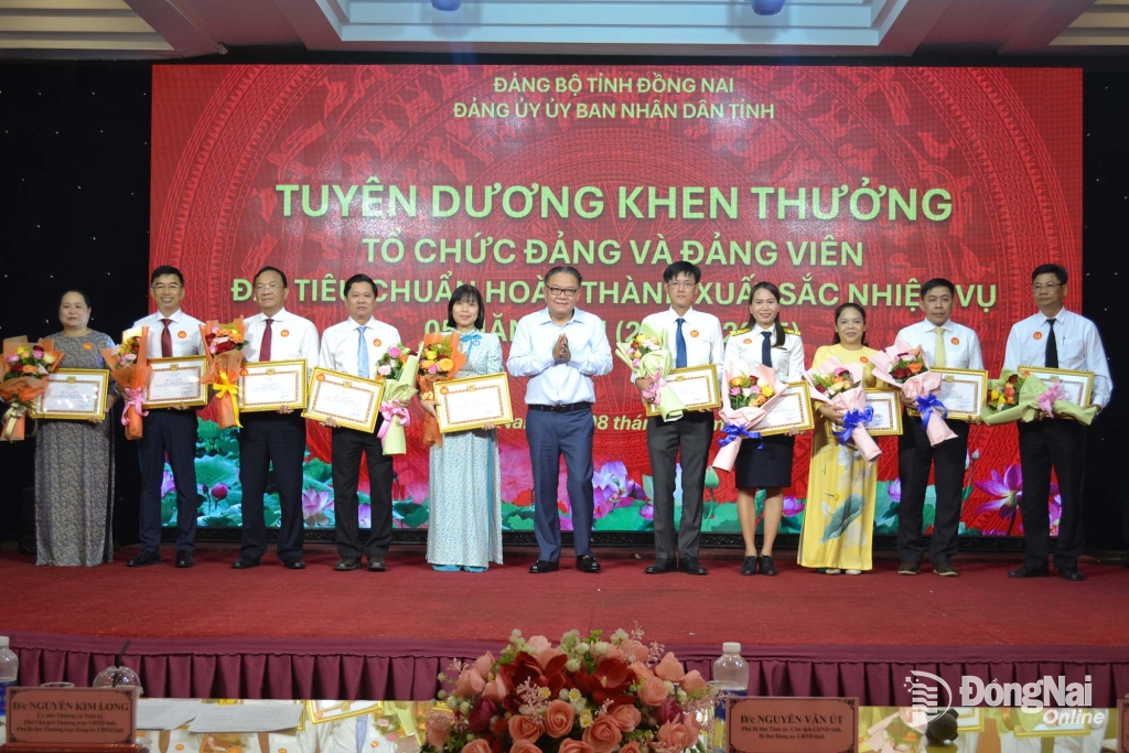 Ủy viên Ban Thường vụ Tỉnh ủy, Phó Chủ tịch Thường trực UBND tỉnh, Phó Bí thư Thường trực Đảng ủy UBND tỉnh Nguyễn Kim Long chúc mừng các tổ chức Đảng, đảng viên được Ban Thường vụ Tỉnh ủy tặng bằng khen hoàn thành xuất sắc nhiệm vụ 5 năm liền (2021-2025). Ảnh: Phương Hằng