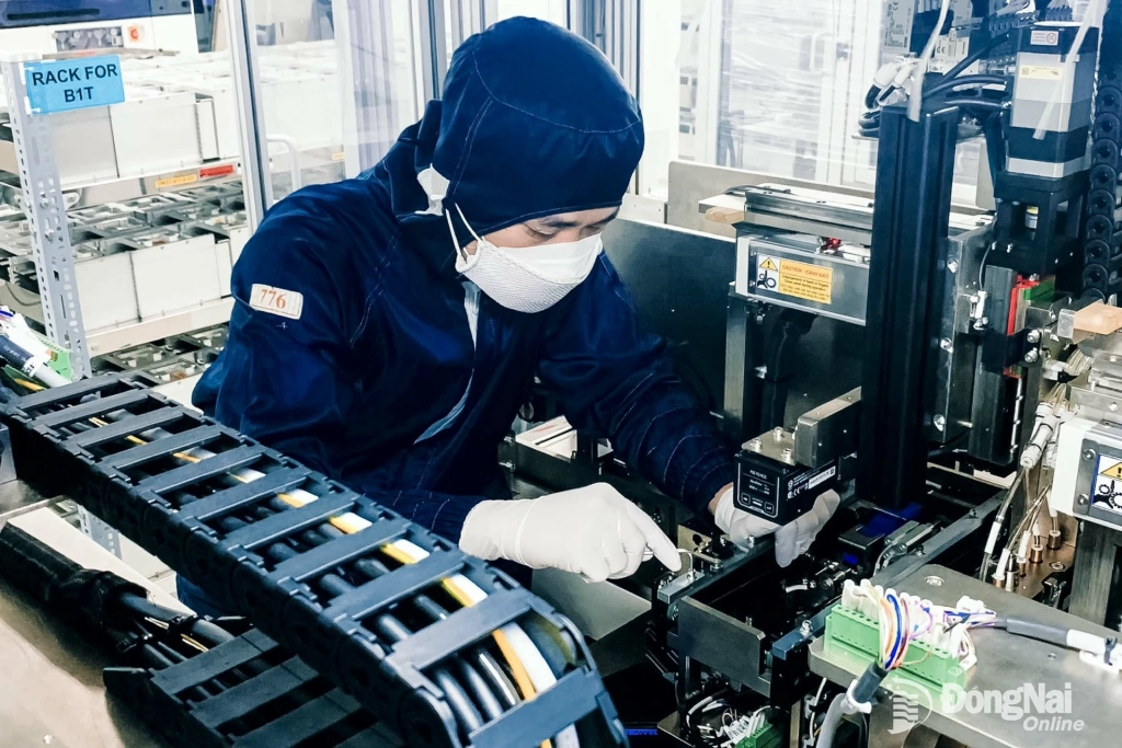 Kỹ sư điều khiển thiết bị sản xuất chíp tại Công ty TNHH ONSEMI Việt Nam Khu công nghiệp Biên Hòa 2. Ảnh: Công Nghĩa