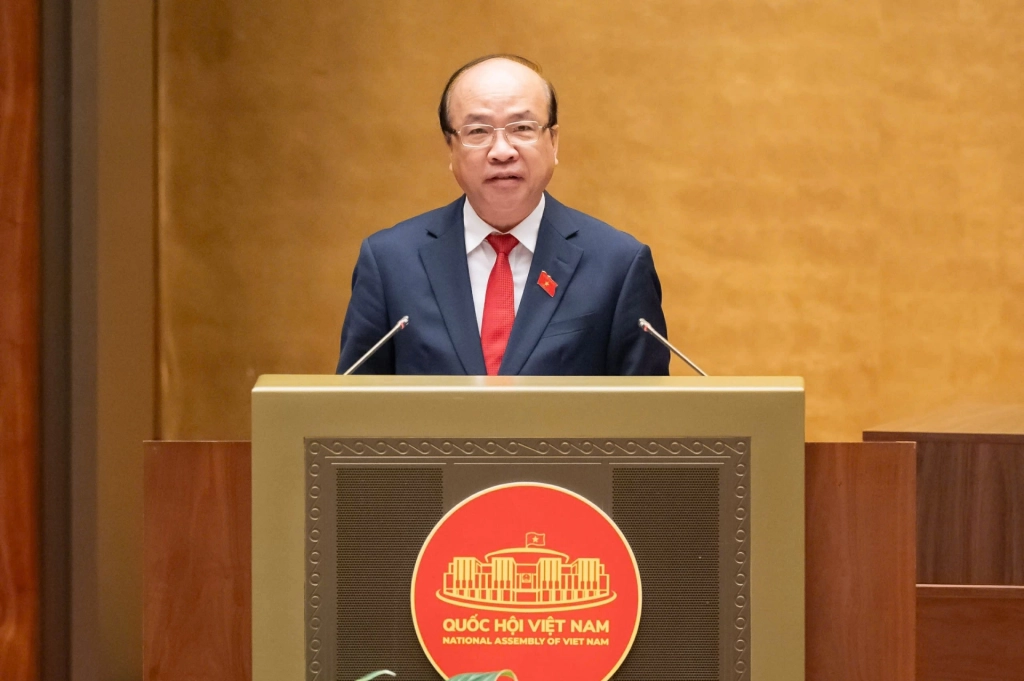 Chủ nhiệm Ủy ban Pháp luật và Tư pháp của Quốc hội Phan Chí Hiếu trình bày Báo cáo thẩm tra. Ảnh: Quochoi.vn