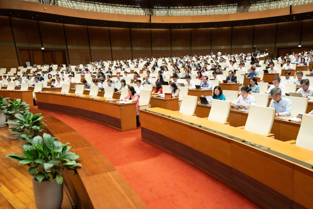 Các đại biểu nghe Tờ trình và Báo cáo thẩm tra tại Phiên họp sáng 20-4. Ảnh: Quochoi.vn