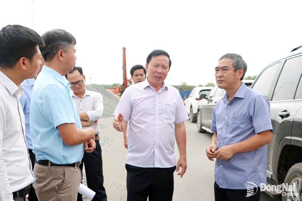 Phó Bí thư Tỉnh ủy, Chủ tịch UBND tỉnh Nguyễn Văn Út trao đổi với đại diện các đơn vị trên công trường thi công Dự án đường tỉnh 25B. Ảnh: Phạm Tùng