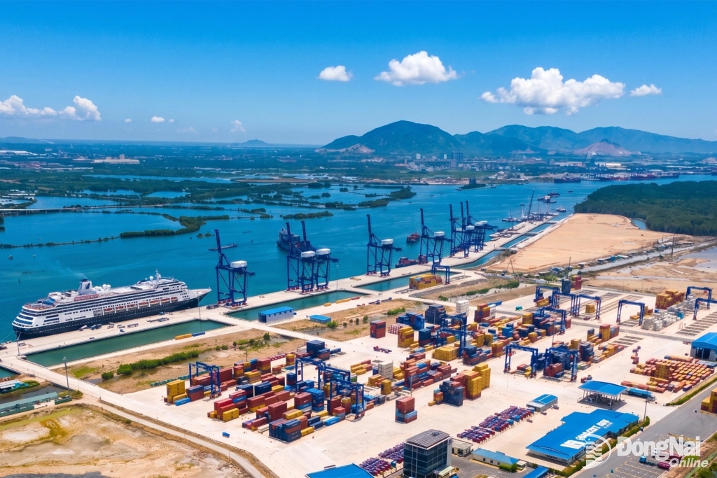 Kết nối Cảng Phước An với các khu công nghiệp tạo động lực phát triển mạnh mẽ. Ảnh: Công Nghĩa