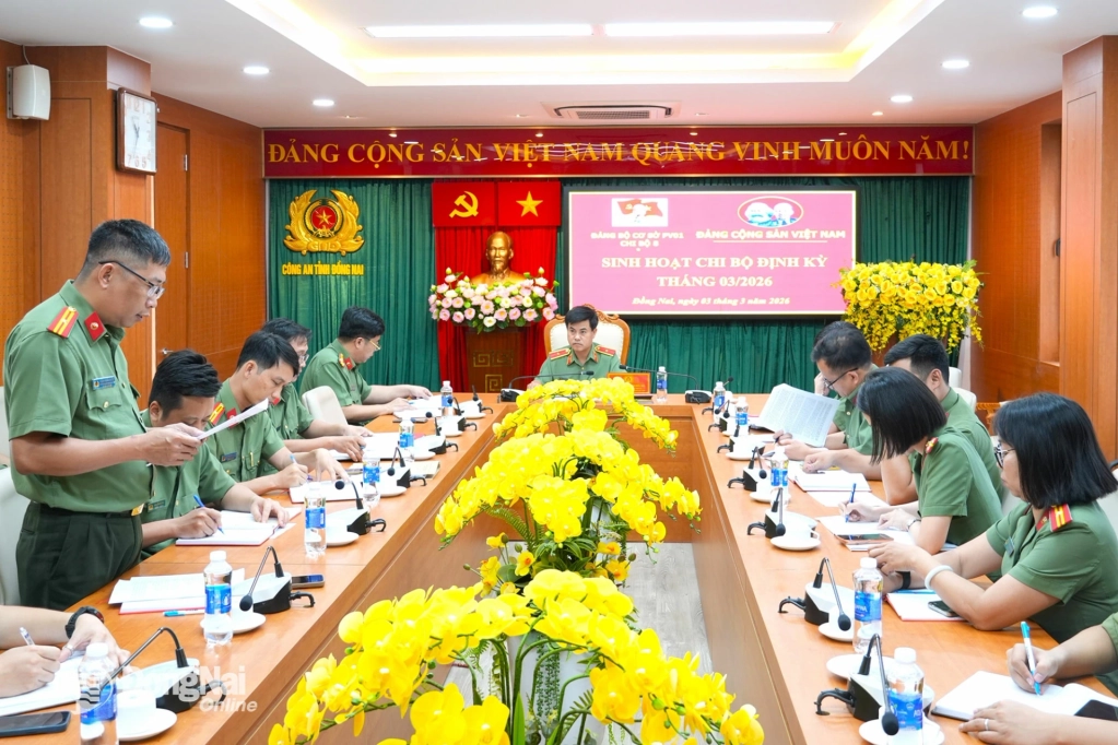 Thiếu tướng Nguyễn Đức Hải, Ủy viên Ban Thường vụ Tỉnh ủy, Bí thư Đảng ủy, Giám đốc Công an tỉnh dự buổi sinh hoạt Chi bộ 8, Phòng Tham mưu. Ảnh: T.D