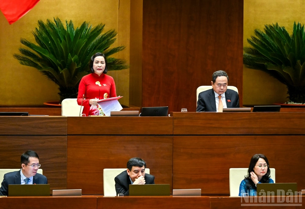 Phó Chủ tịch Quốc hội Nguyễn Thị Thanh điều hành nội dung thảo luận. (Ảnh: DUY LINH)