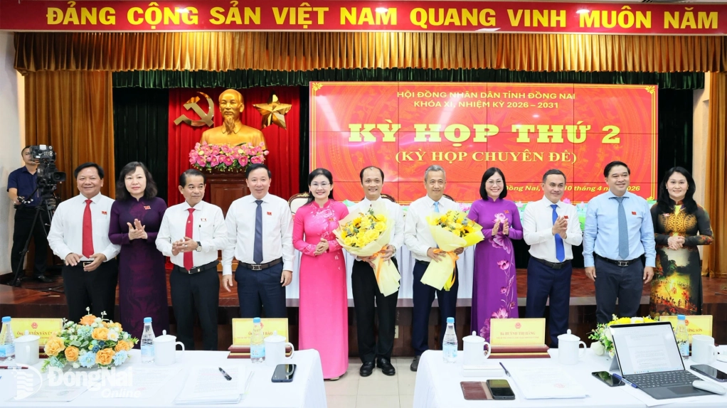 Các đồng chí lãnh đạo tỉnh tặng hoa chúc mừng 2 đồng chí Nguyễn Tuấn Anh và Nguyễn Minh Hoàng. Ảnh: Công Nghĩa