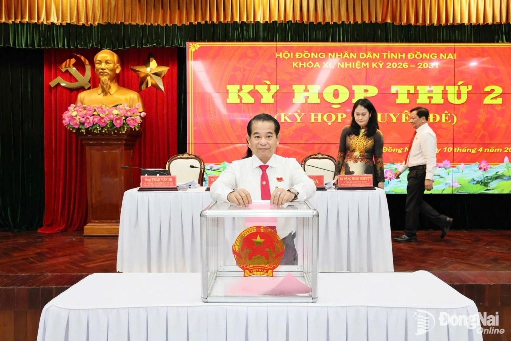 Các đại biểu bỏ phiếu bầu tại kỳ họp. Ảnh: Công Nghĩa