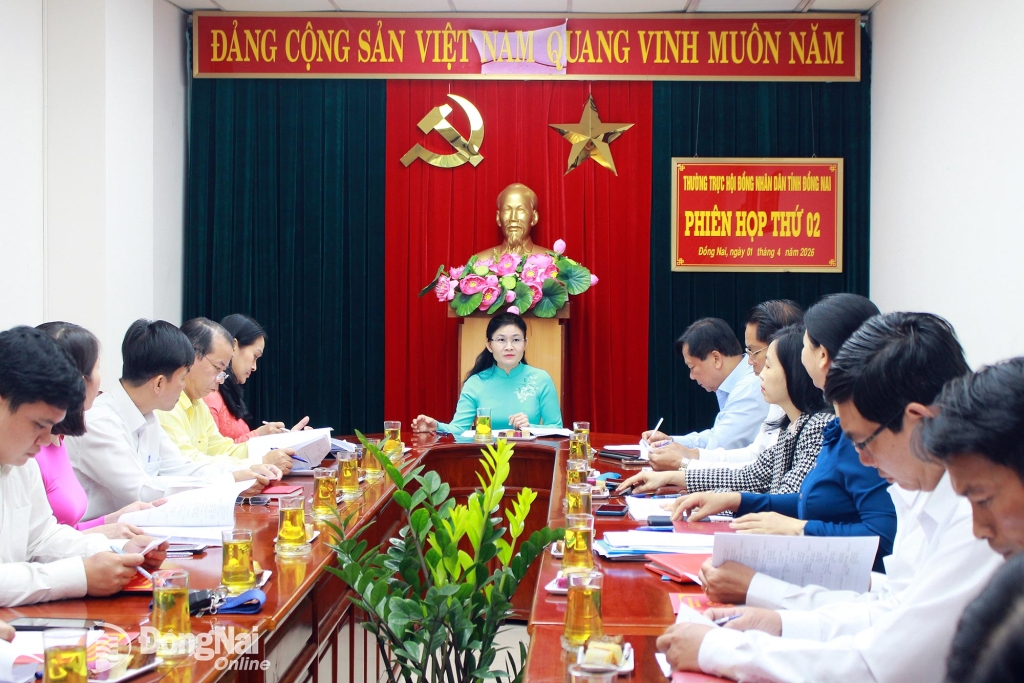 Thường trực HĐND tỉnh họp phiên họp thứ 2 thảo luận, góp ý đối với dự thảo thông báo phân công đại biểu HĐND tỉnh hoạt động chuyên trách phụ trách địa bàn và phối hợp với HĐND cấp xã. Ảnh: Hồ Thảo