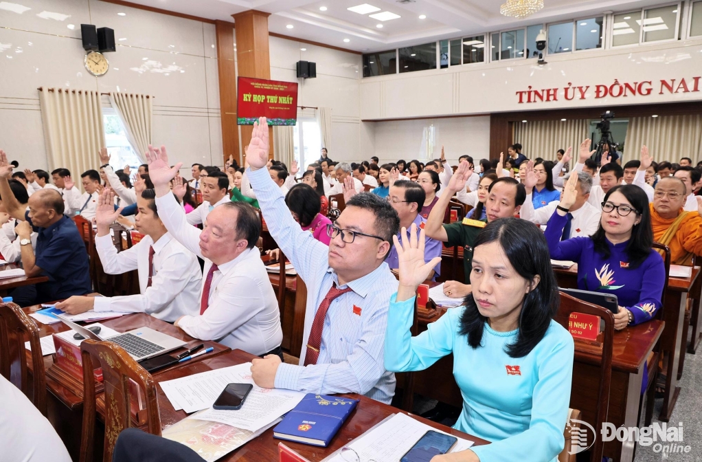 Các đại biểu biểu quyết thông qua nghị quyết tại kỳ họp thứ nhất, HĐND tỉnh Đồng Nai khóa XI. Ảnh: Công Nghĩa