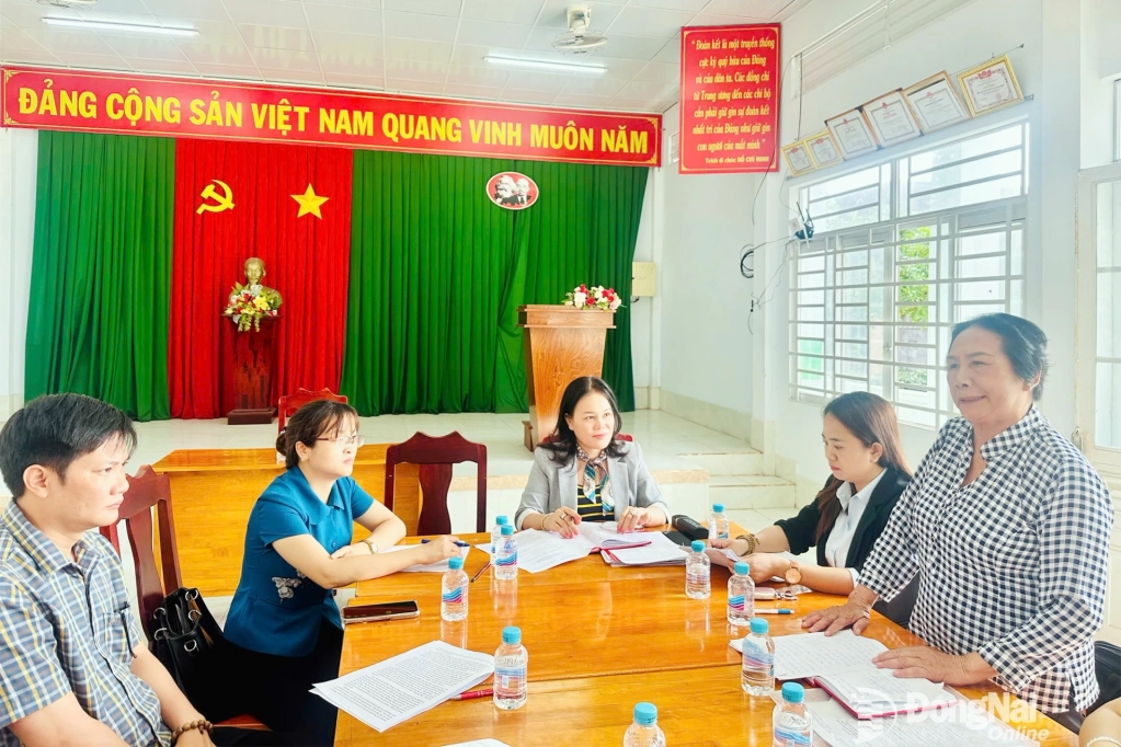 Đoàn khảo sát của Ban Tuyên giáo và Dân vận Thành ủy Đồng Nai làm việc với Đảng ủy xã Xuân Định. Ảnh: Đào Nga