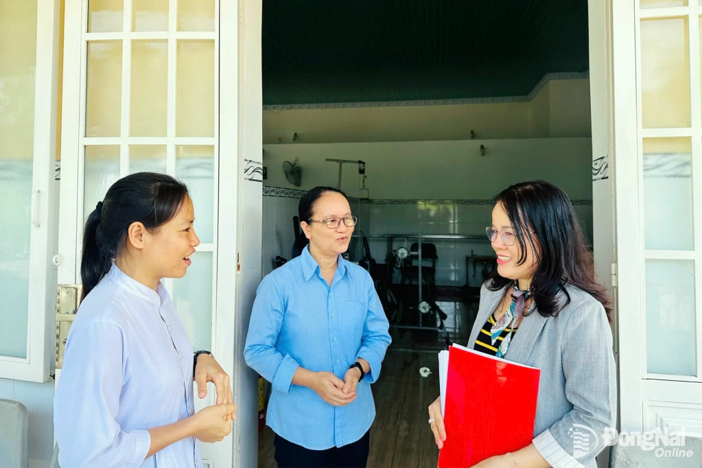 Đoàn khảo sát của Ban Tuyên giáo và Dân vận Thành ủy khảo sát các mô hình Dân vận khéo của xã Xuân Định. Ảnh: Đào Nga
