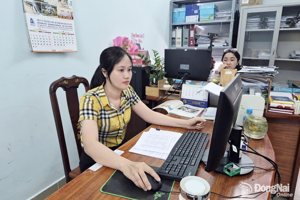 Chị Vũ Thị Hoài (bìa trái), Phòng Văn hóa - Xã hội xã Gia Kiệm là người hoạt động không chuyên trách có nguyện vọng được ở lại công tác sau ngày 31-5-2026. Ảnh: Dương An
