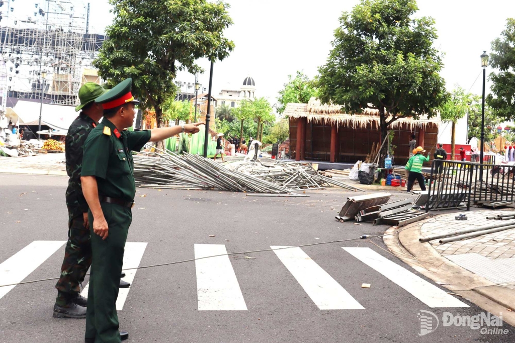 Thượng tá Phạm Minh Trí trực tiếp kiểm tra khu vực bảo vệ an toàn lễ. Ảnh: Nguyệt Hà