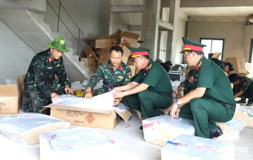 Thủ trưởng Bộ Chỉ huy Quân sự thành phố kiểm tra khu vực sắp xếp hệ thống pháo hỏa thuật sẽ bắn chào mừng lễ. Ảnh: Nguyệt Hà