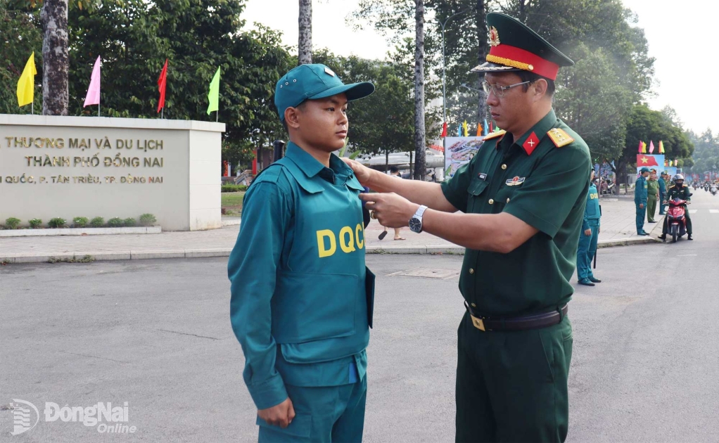 Thượng tá Trần Xuân Chiến, Phó Tham mưu trưởng Bộ Chỉ huy Quân sự thành phố chấn chỉnh nhắc nhở lực lượng đảm bảo an toàn tại điểm Trung tâm Thương mại du lịch thành phố Đồng Nai, phường Tân Triều. Ảnh: Nguyệt Hà