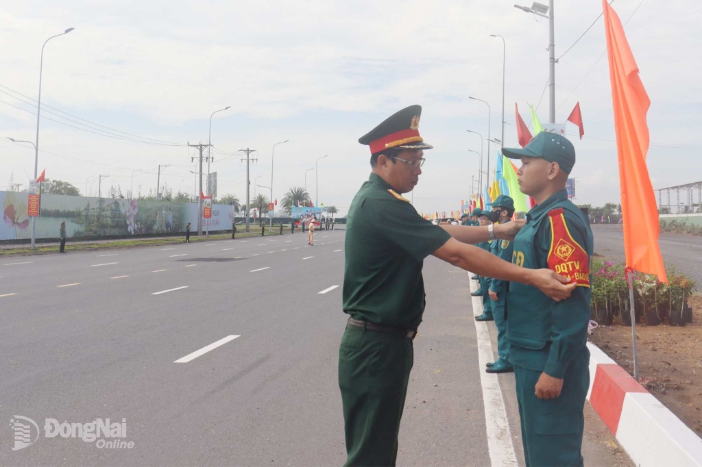 Thượng tá Trần Xuân Chiến kiểm tra lực lượng đảm bảo an toàn trên hướng vào trung tâm lễ. Ảnh: Nguyệt Hà