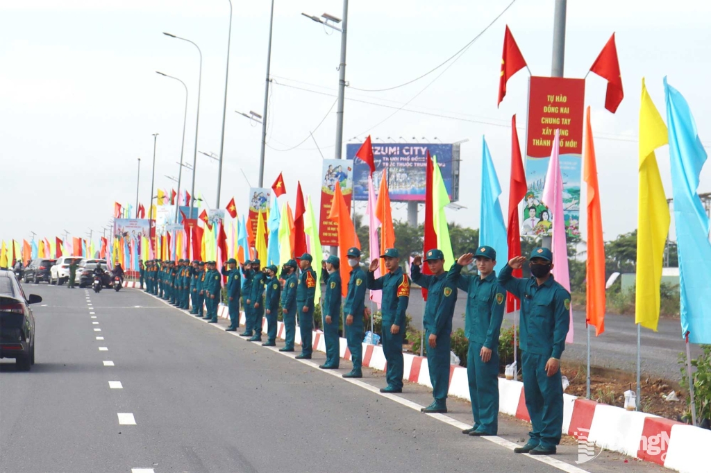 Dân quân thường trực các địa phương được bố trí đảm bảo an toàn cho hướng vào khu vực lễ chính. Ảnh: Nguyệt Hà