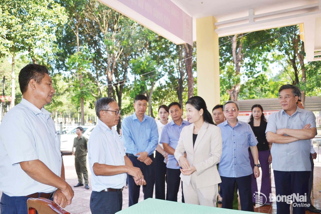 Ủy viên Trung ương Đảng, Phó Bí thư Thường trực Tỉnh ủy, Chủ tịch HĐND tỉnh (nay là Phó Bí thư Thường trực Thành ủy, Chủ tịch HĐND thành phố) Tôn Ngọc Hạnh kiểm tra công tác chuẩn bị bầu cử tại Đảng ủy xã Đồng Phú (nay là phường Đồng Phú). Ảnh: Phương Hằng