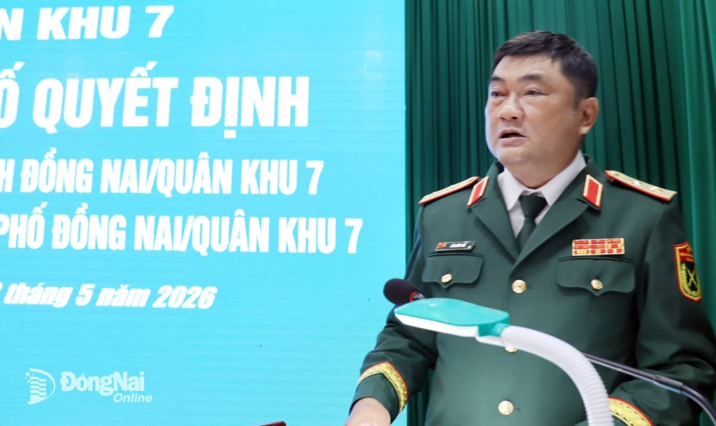 Trung tướng Lê Xuân Thế, Ủy viên Trung ương Đảng, Tư lệnh Quân khu 7 phát biểu tại buổi lễ. Ảnh: Nguyệt Hà