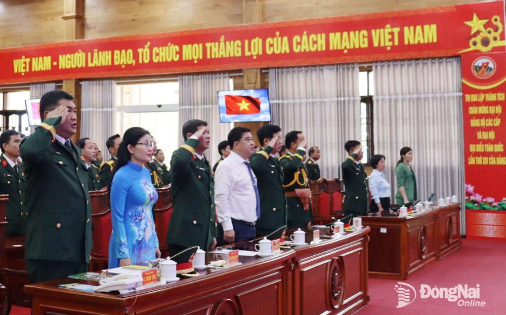 Đại biểu Quân khu 7, Thành ủy, UBND thành phố Đồng Nai và các đơn vị dự lễ. Ảnh: Nguyệt Hà