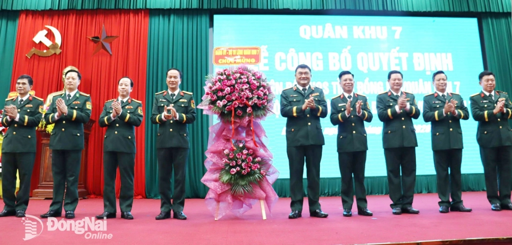 Thủ trưởng Quân khu 7 tặng hoa chúc mừng Bộ Chỉ huy Quân sự thành phố Đồng Nai. Ảnh: Nguyệt Hà