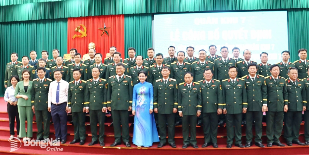 Thủ trưởng Quân khu 7, Thành ủy, UBND thành phố Đồng Nai và Bộ Chỉ huy Quân sự thành phố chụp ảnh tại buổi lễ. Ảnh: Nguyệt Hà