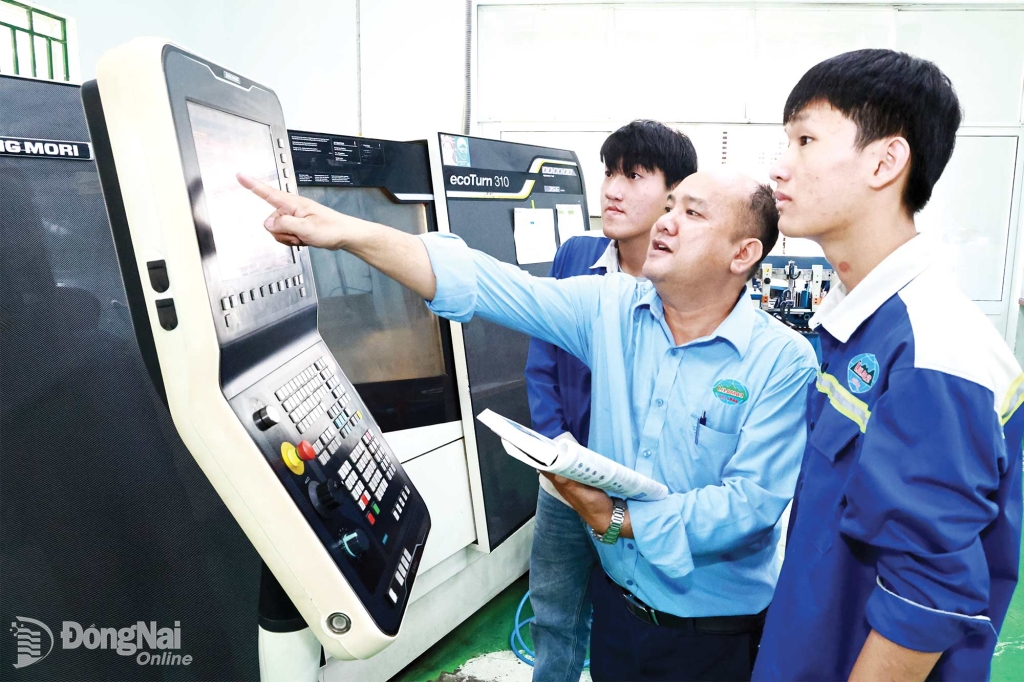 Sinh viên Trường cao đẳng Công nghệ quốc tế Lilama 2 thực hành trên máy CNC hiện đại.