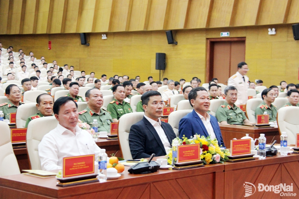 Lãnh đạo Thành ủy, UBND thành phố Đồng Nai dự buổi lễ. Ảnh: Trần Danh
