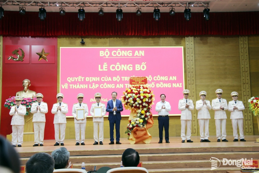 Đồng chí Vũ Hồng Văn, Ủy viên Trung ương Đảng, Bí thư Thành ủy, Trưởng đoàn Đại biểu Quốc hội thành phố Đồng Nai; Nguyễn Văn Út, Phó Bí thư Thành ủy, Chủ tịch UBND thành phố Đồng Nai tặng hoa chúc mừng Công an thành phố Đồng Nai. Ảnh: Trần Danh