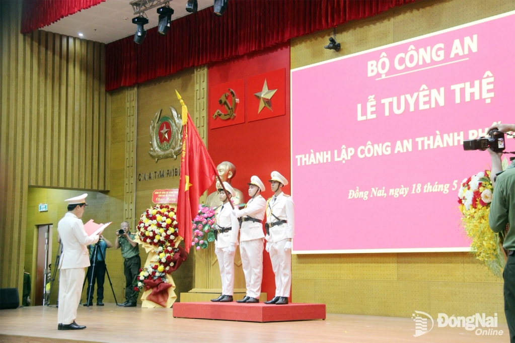 Thiếu tướng Nguyễn Đức Hải, Ủy viên Ban Thường vụ Thành ủy, Giám đốc Công an thành phố Đồng Nai tuyên thệ tại buổi lễ công bố thành lập Công an thành phố Đồng Nai. Ảnh: Trần Danh
