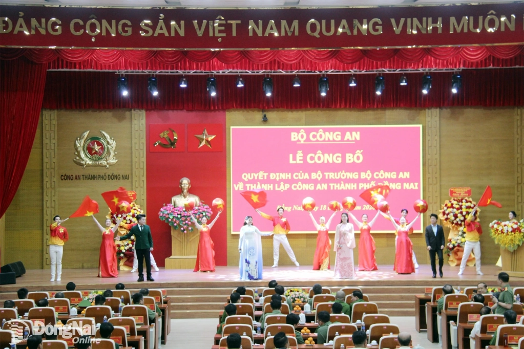 Các tiết mục văn nghệ chào mừng buổi lễ. Ảnh: Trần Danh
