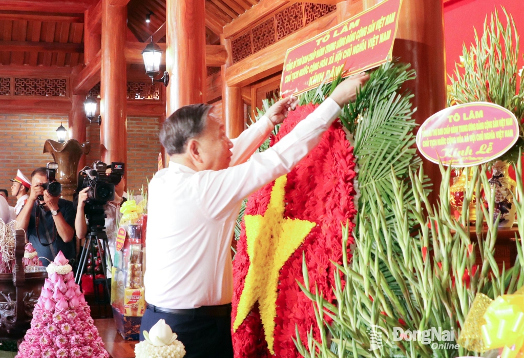 @Kim Thoa Đồng chí Tổng Bí thư, Chủ tịch nước Tô Lâm chỉnh vòng hoa tưởng nhớ Bác Hồ, Đại tướng Võ Nguyên Giáp và Anh hùng liệt sĩ Võ Thị Sáu. Ảnh: Phạm Tùng