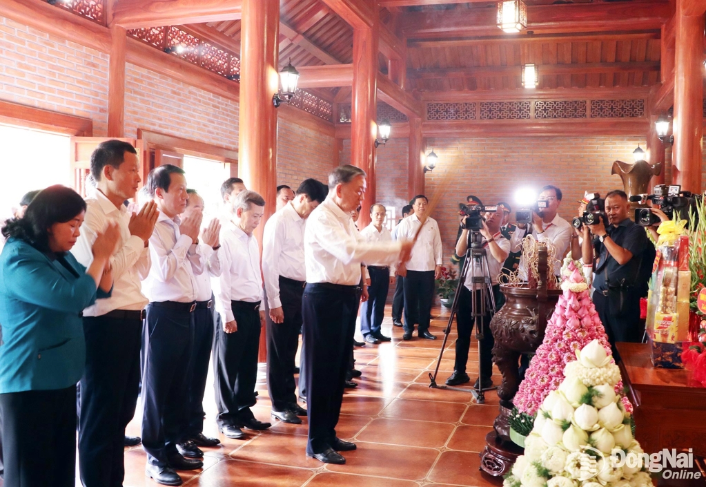 Đồng chí Tổng Bí thư, Chủ tịch nước Tô Lâm và các đại biểu dâng hoa, dâng hương tưởng nhớ Bác Hồ, Đại tướng Võ Nguyên Giáp và Anh hùng liệt sĩ Võ Thị Sáu. Ảnh: Phạm Tùng