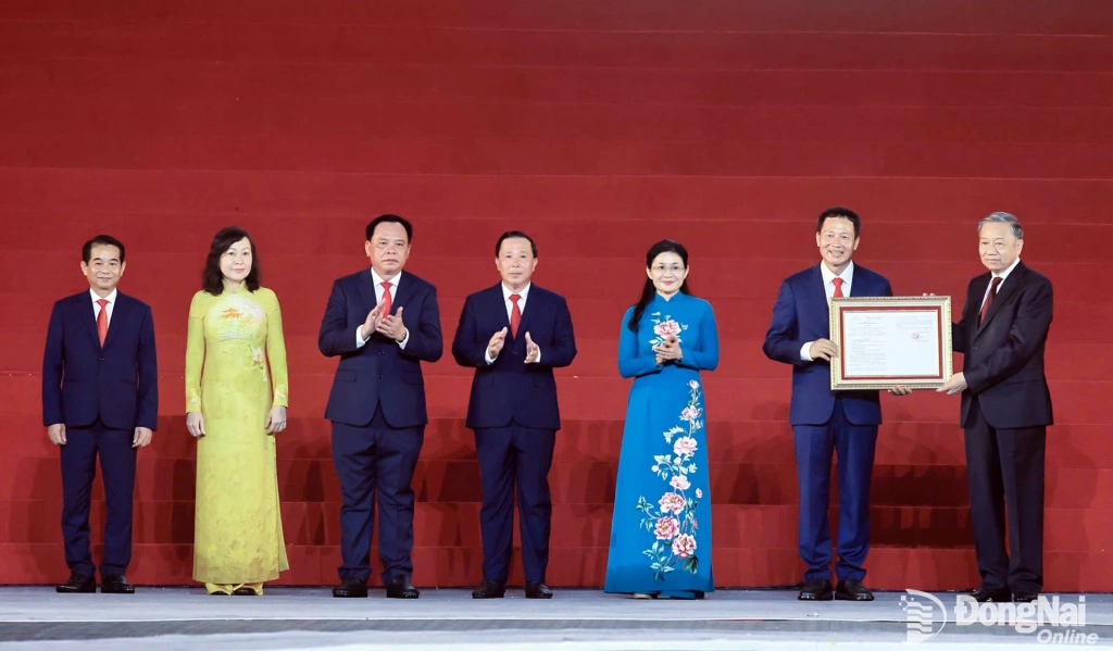 Đồng chí Tổng Bí thư, Chủ tịch nước Tô Lâm trao Nghị quyết của Quốc hội về thành lập thành phố Đồng Nai cho lãnh đạo thành phố Đồng Nai. Ảnh: Công Nghĩa