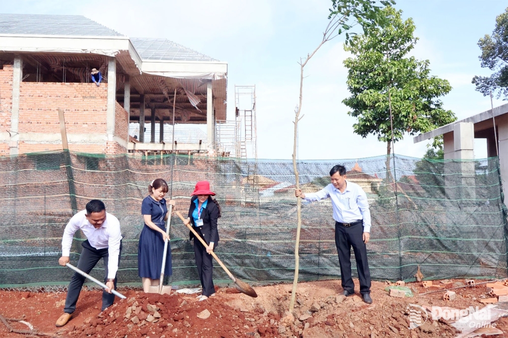Cán bộ, đảng viên tham gia trồng cây xanh tại buổi lễ. Ảnh: Thúy Anh