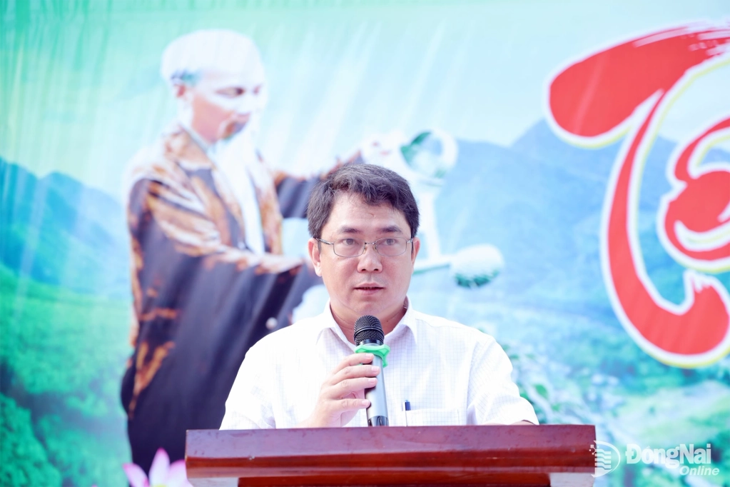Phó Chủ tịch UBND xã An Viễn Đỗ Công Bộ phát động tại buổi lễ. Ảnh: Thu Bồn