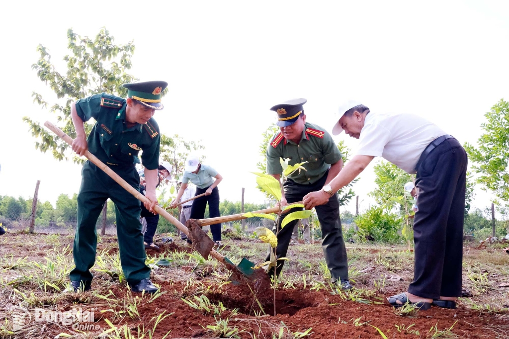 Cán bộ, hội viên các đoàn thể và nhân dân trên địa bàn xã trồng cây tại khu vực ấp Tân Hội. Ảnh: Bùi Dũng