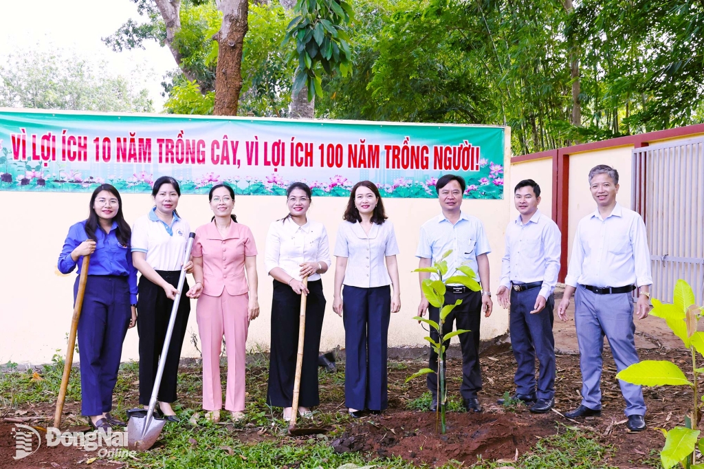 Lãnh đạo xã Thiện Hưng hưởng ứng tết trồng cây năm 2026. Ảnh: Như Tình