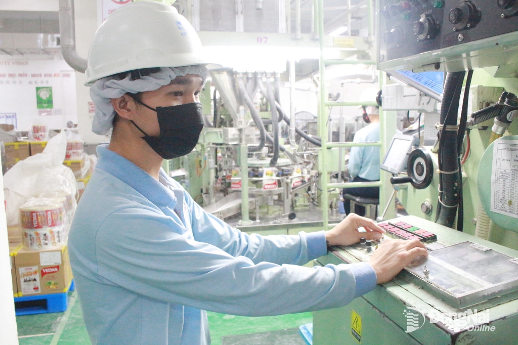 Công nhân tại Công ty cổ phần hữu hạn Vedan Việt Nam (xã Phước Thái) trong giờ làm việc.