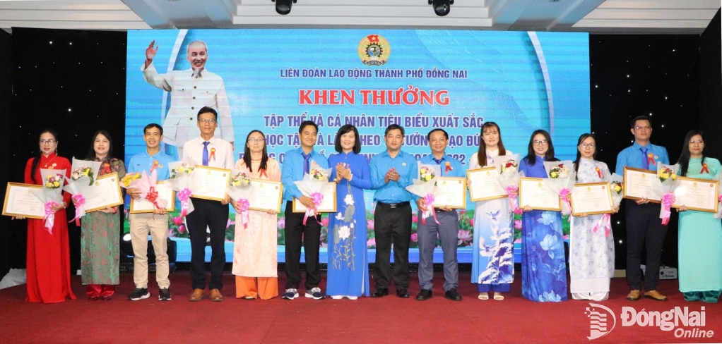 Các tập thể và cá nhân điển hình học tập và làm theo Bác được Liên đoàn Lao động thành phố tuyên dương.