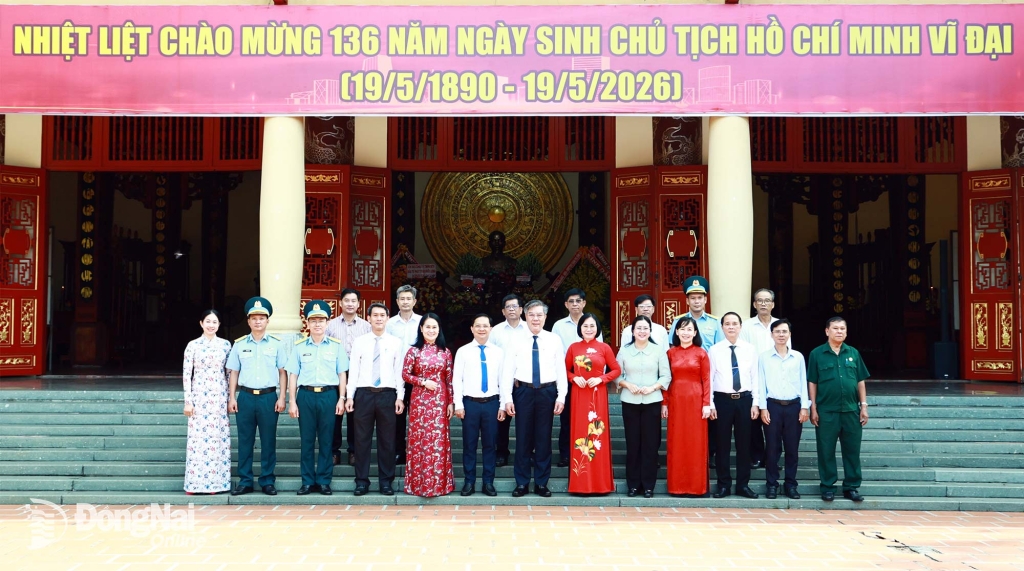 Các đại biểu chụp hình lưu niệm sau khi kết thúc lễ dâng hương. Ảnh: Công Nghĩa