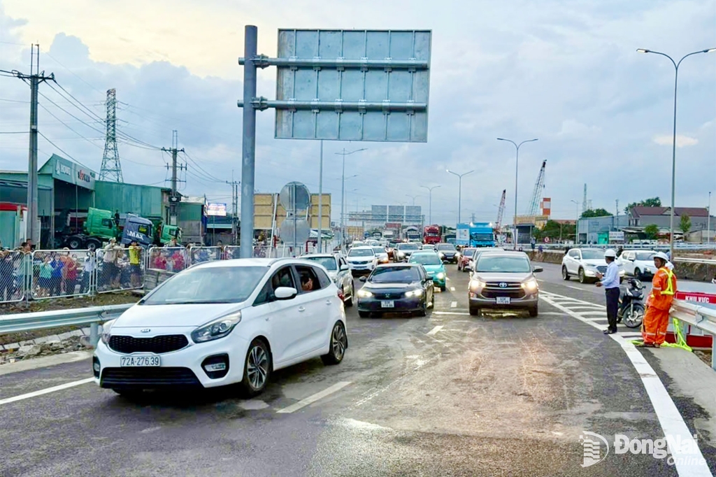 Đoàn xe nối đuôi nhau vào cao tốc Biên Hòa - Vũng Tàu đoạn từ nút giao Võ Nguyên Giáp chiều 18-5. Ảnh: CTV